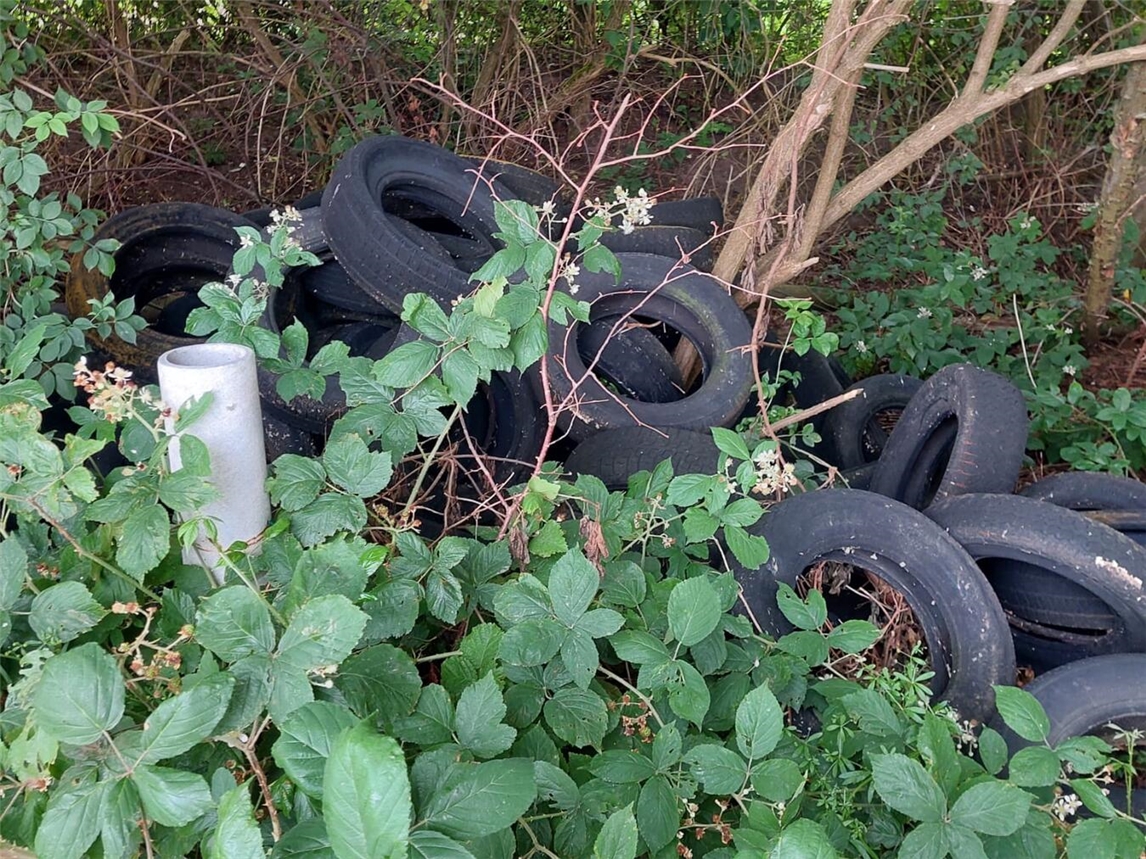 Illegale Müllentsorgung auf einem Feld in Kerken, Umweltverschmutzung, Abfall, Gemeinde Kerken