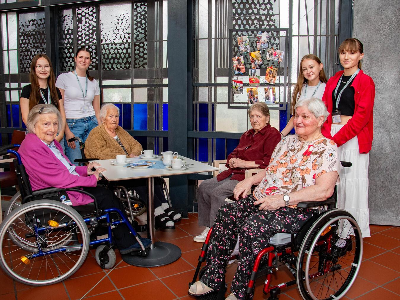 Im Adelheidhaus haben sich (hinten, v. l.) Samantha, Maria, Joyce und Vanessa einen Tag lang um die dort wohnenden Senioren gekümmert. Foto: Bischöfliche Pressestelle / Christian Breuer