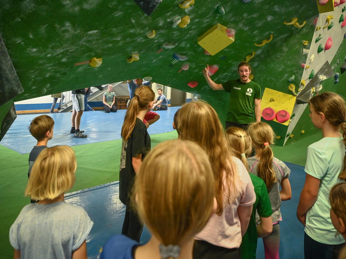 Im Anschluss an das Aufwärmprogramm geht es an die Kletterwände. Foto: Kreis Kleve/Markus van Offern