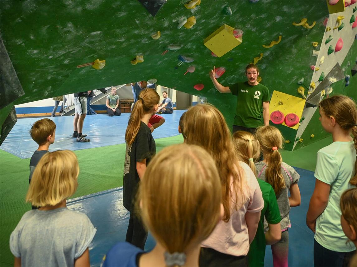 Im Anschluss an das Aufwärmprogramm geht es an die Kletterwände. Foto: Kreis Kleve/Markus van Offern