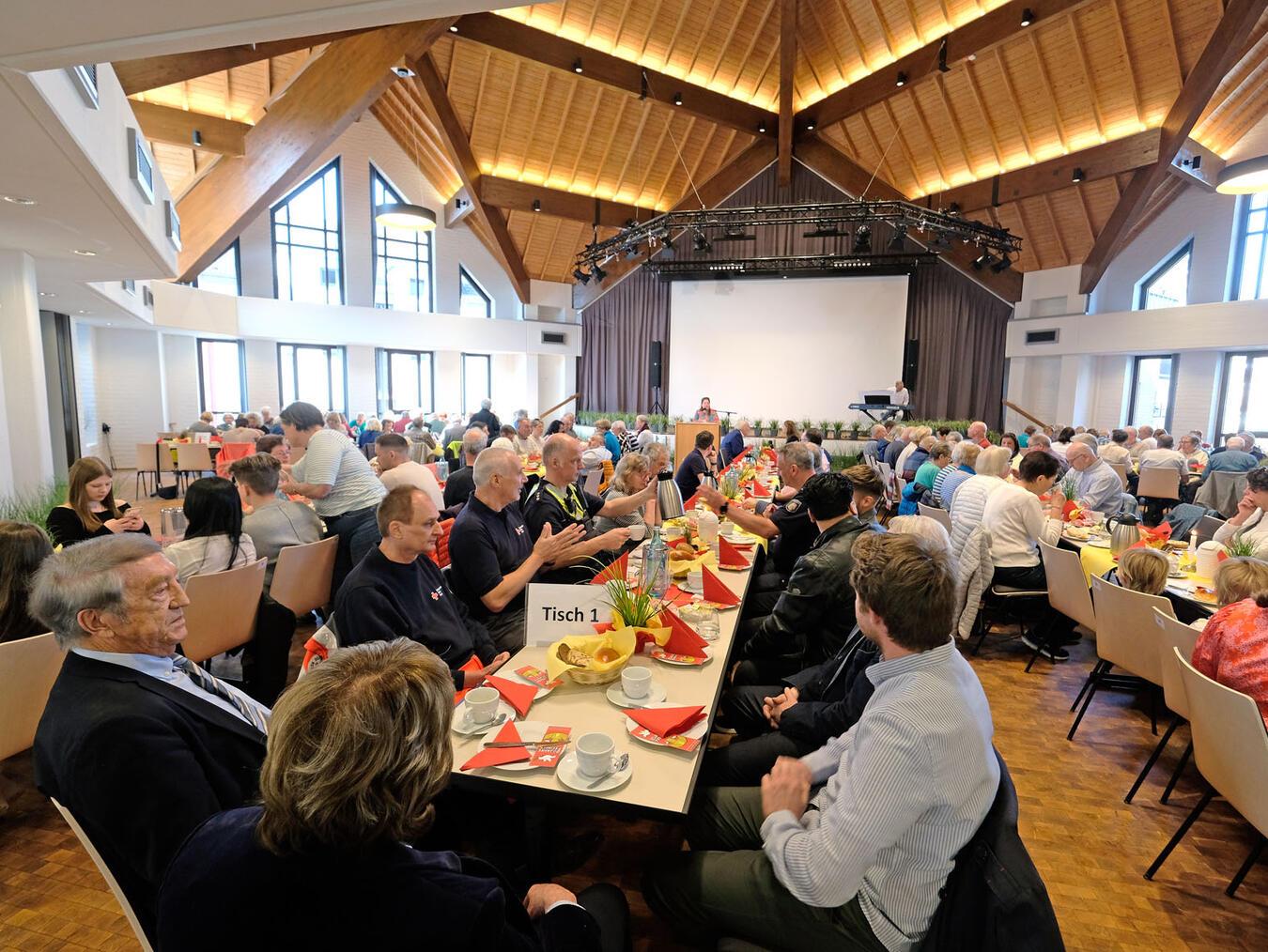 Bürgerhaus Katharinenhof offiziell wiedereröffnet Im Anschluss an die Frühjahrswanderung fand eine Niederrheinische Kaffeetafel im Bürgerhaus statt. NN-Foto: Rüdiger Dehnen