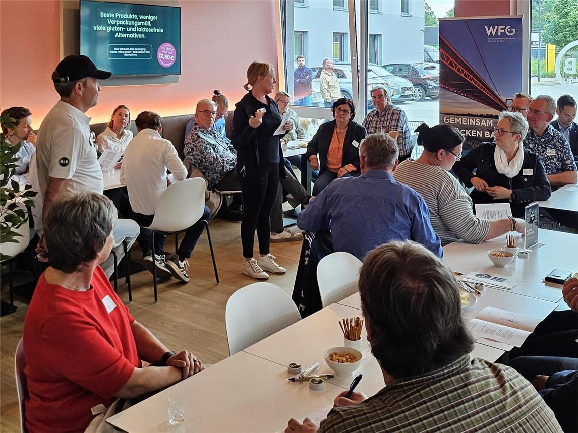 Im Anschluss an die Hotelbesichtigung bot ein lockerer Netzwerkabend Gelegenheit zum Austausch. Foto: WFG Emmerich