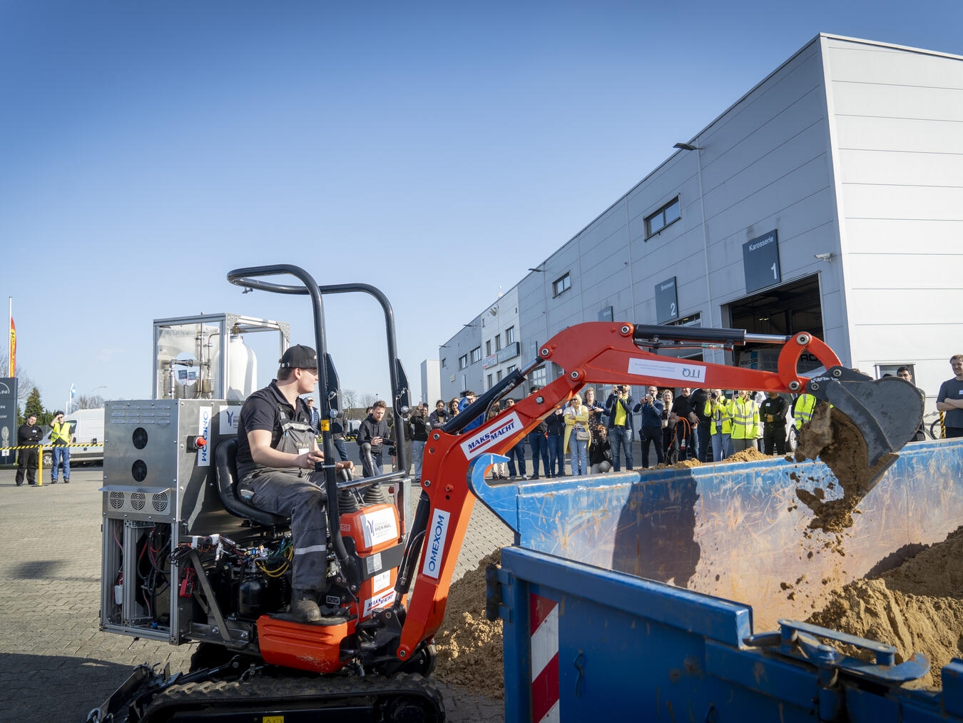 Im Anschluss an die Präsentation bot sich die Gelegenheit zum Testbaggern. NN-Foto: Gerhard Seybert