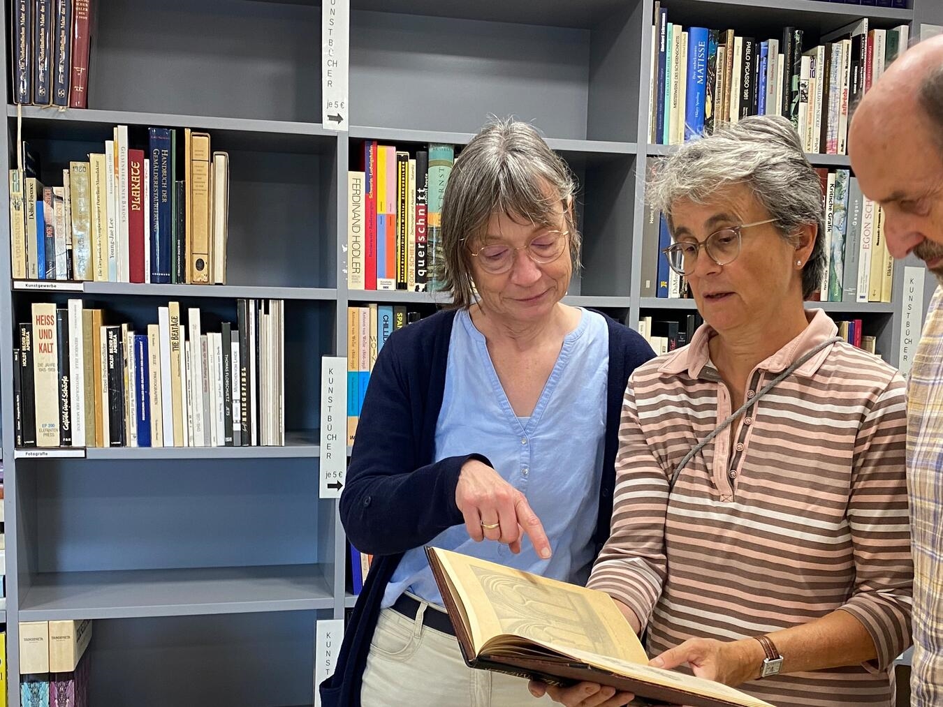 Im Antiquariat im B.C. Koekkoek-Haus: Jutta Tönnissen, Ursula Geisselbrecht-Capecki und Helmut van Bebber. Foto: Freundeskreis Klever Museen