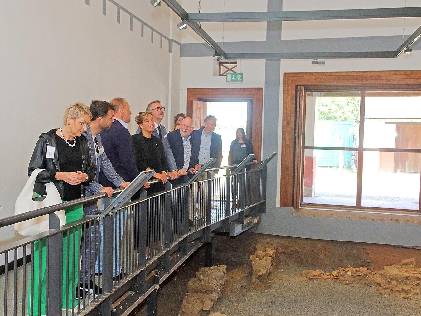 Im APX schaute sich die Ministerin unter anderem die Handwerkshäuser an. NN-Foto: Theo Leie