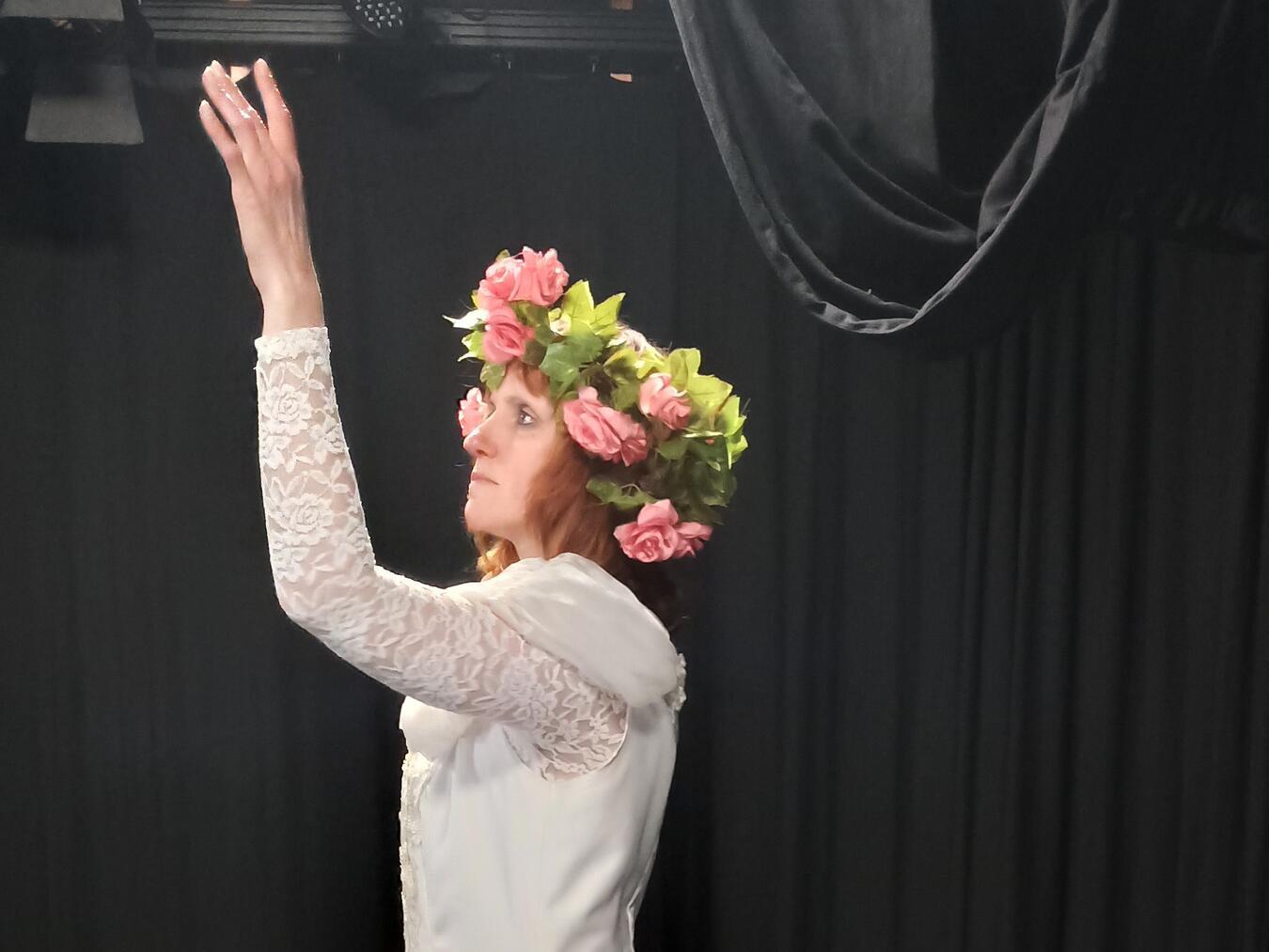 Im Arbeitsprozess zum Thema „Hoffnung“ stieß das Chaostheater-Ensemble auf den Fundus der Hochzeitskleider im Theater und entwickelte damit Szenen. Foto: Theater im Fluss