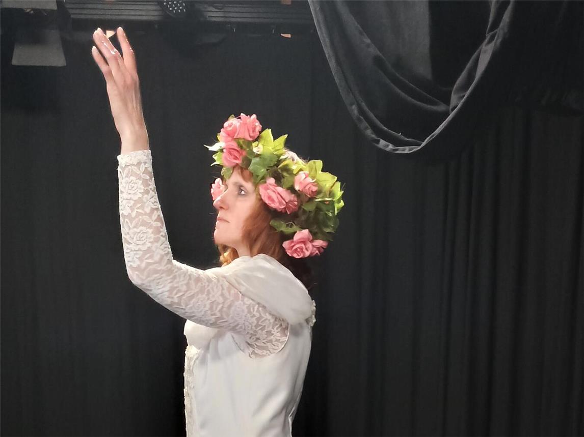 Im Arbeitsprozess zum Thema „Hoffnung“ stieß das Chaostheater-Ensemble auf den Fundus der Hochzeitskleider im Theater und entwickelte damit Szenen. Foto: Theater im Fluss