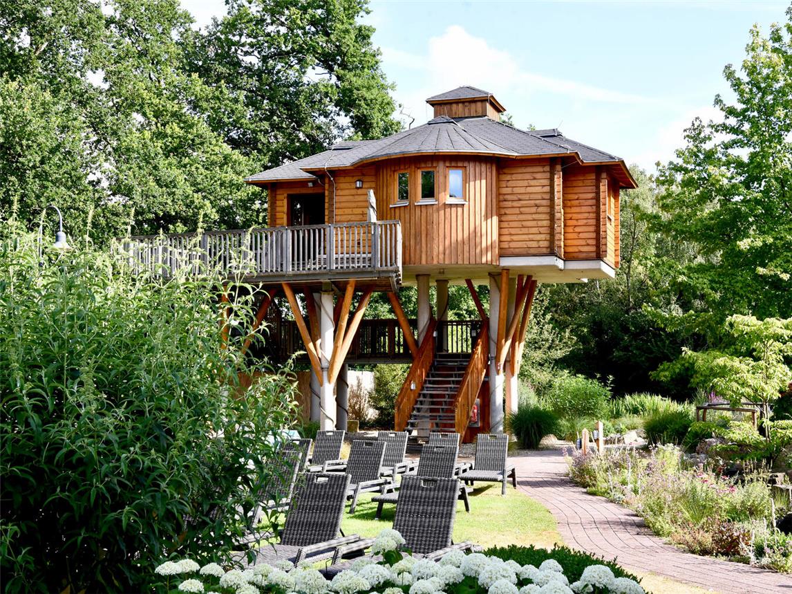 Im Bahia-Saunagarten zieht das „schwebende“ Holzhaus in luftiger Höhe die Blicke magisch auf sich. Fotos: Bahia