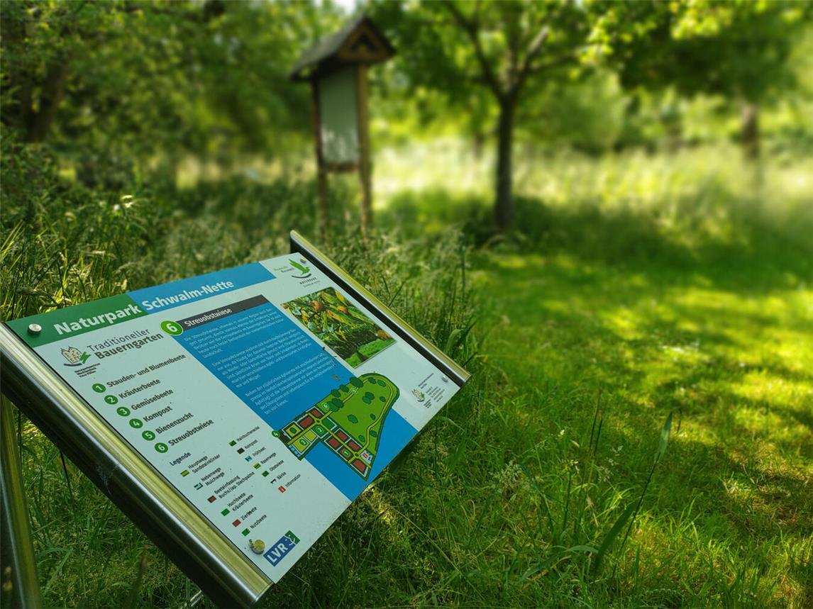 Im Bauerngarten des Naturparkzentrums Wachtendonk konnte eine neue Beschilderung dank Fördermitteln des Landschaftsverbandes Rheinland realisiert werden.Foto: Naturpark Schwalm-Nette A. Brillen