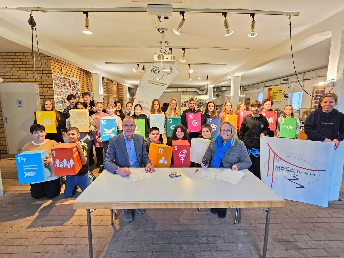 Im Beisein der Teilnehmer der Mikroplastikwerkstatt unterzeichneten Ulrich Werneke und Kristin Pohl die Vereinbarung. NN-Foto: Thomas Langer