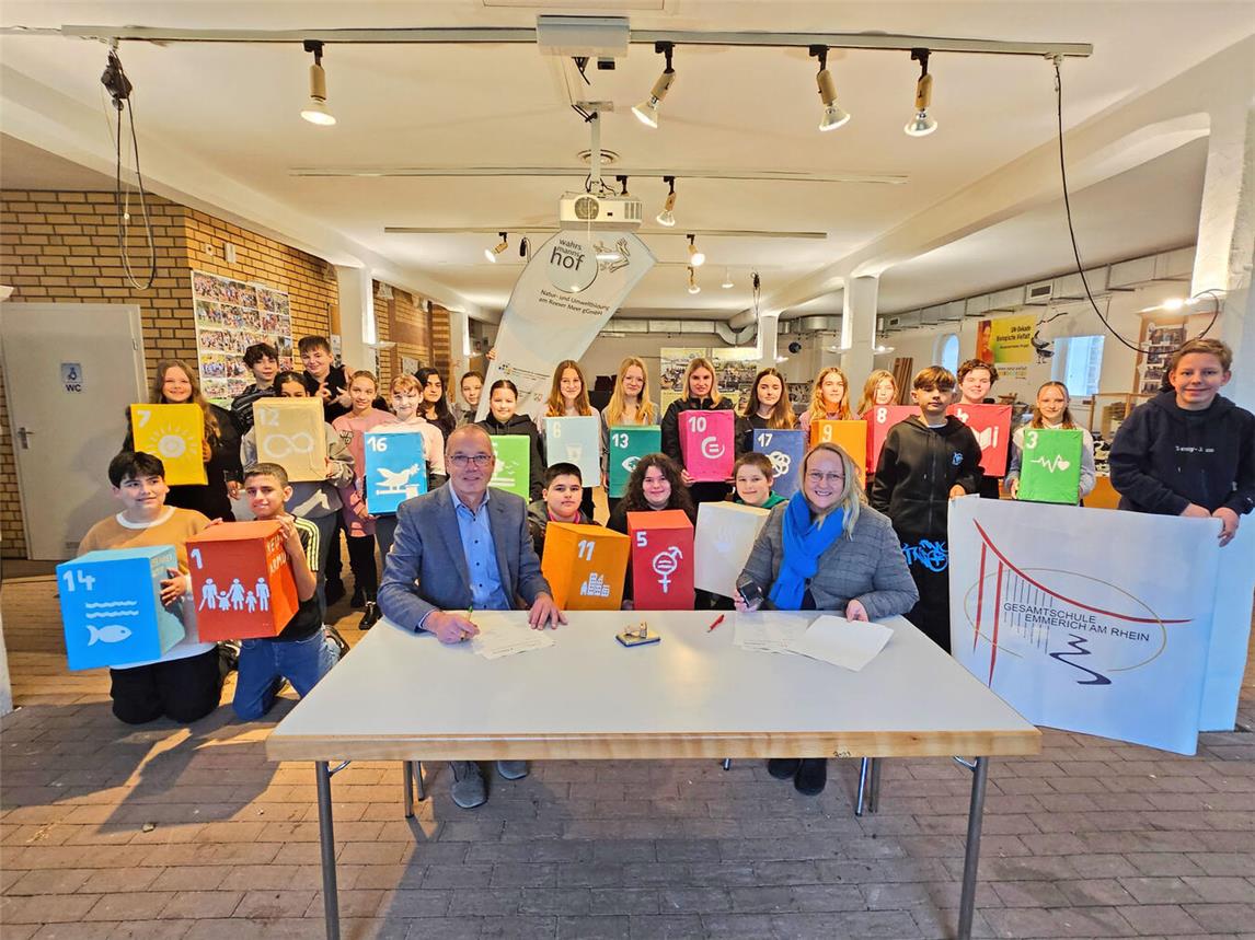 Im Beisein der Teilnehmer der Mikroplastikwerkstatt unterzeichneten Ulrich Werneke und Kristin Pohl die Vereinbarung. NN-Foto: Thomas Langer