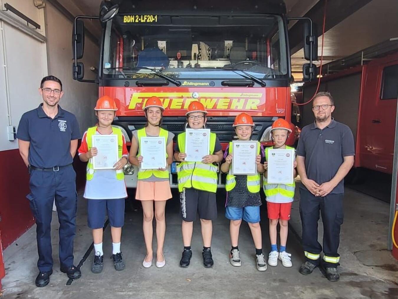 Im Beisein ihrer Eltern erhielten Jan, Hannes, Mark, Laura, Yannik und Leon aus den Händen von Gemeindejugendfeuerwehrwart Christian Flücken (l.) ihre Aufnahmeurkunden in die Jugendfeuerwehr. Darauf hatten sich alle schon lange gefreut. Foto: Feuerwehr Bedburg-Hau