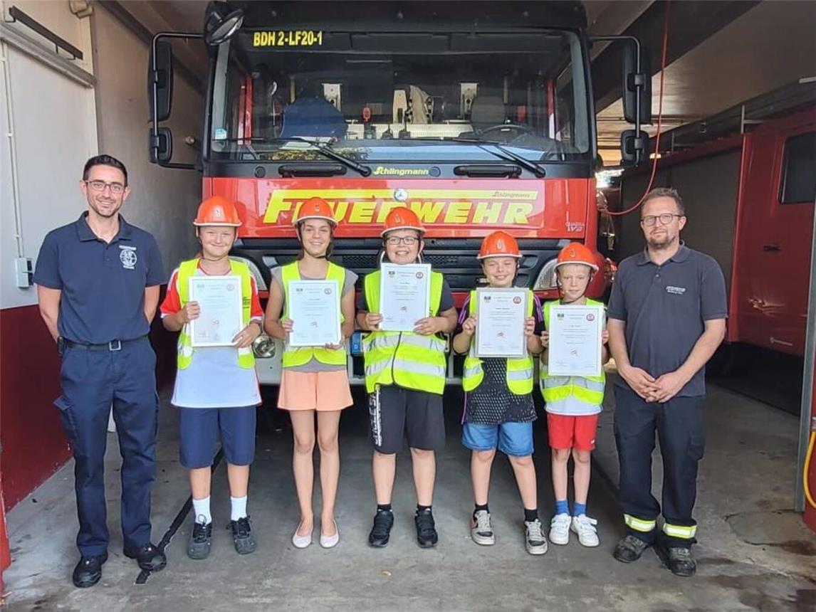 Im Beisein ihrer Eltern erhielten Jan, Hannes, Mark, Laura, Yannik und Leon aus den Händen von Gemeindejugendfeuerwehrwart Christian Flücken (l.) ihre Aufnahmeurkunden in die Jugendfeuerwehr. Darauf hatten sich alle schon lange gefreut. Foto: Feuerwehr Bedburg-Hau