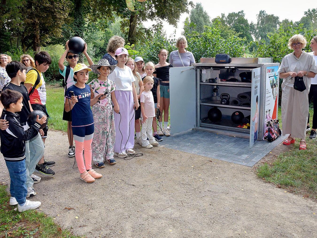 Im Beisein von Brgermeisterin Dr. Britta Schulz wurde jetzt die neue Sportbox vorgestellt. NN-Foto: Rüdiger Dehnen