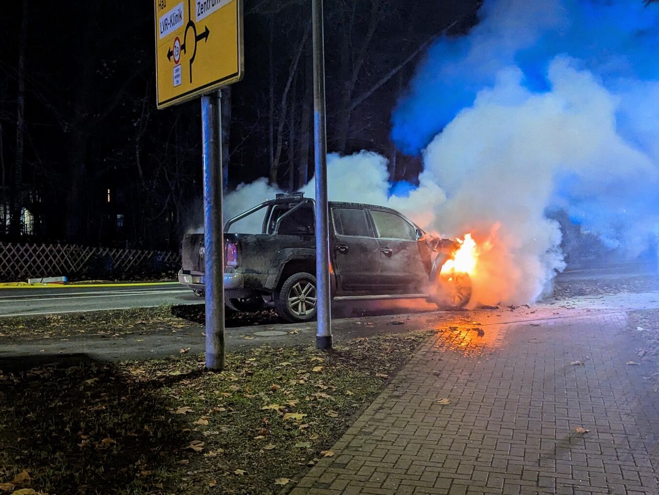 Im Bereich zwischen den Kreisverkehren Rosendaler Weg und Alte Bahn war der Motorraum eines VW Pickup SUV in Brand geraten. Foto: Feuerwehr Bedburg-Hau