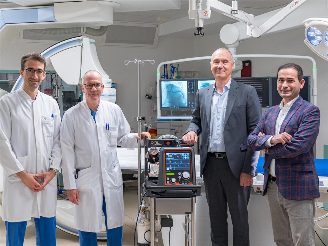 Im Bild (v.l.): Ali Najdawi, Leitender Oberarzt des Herzkatheterlabors, Dr. med. Norbert Bayer, Chefarzt der Kardiologie, Professor Artur Lichtenberg, Chefarzt der Herzchirurgie Uni-Klinik Düsseldorf, Sadik Tastan, Sprecher der Geschäftsführung. Foto: KKLE
