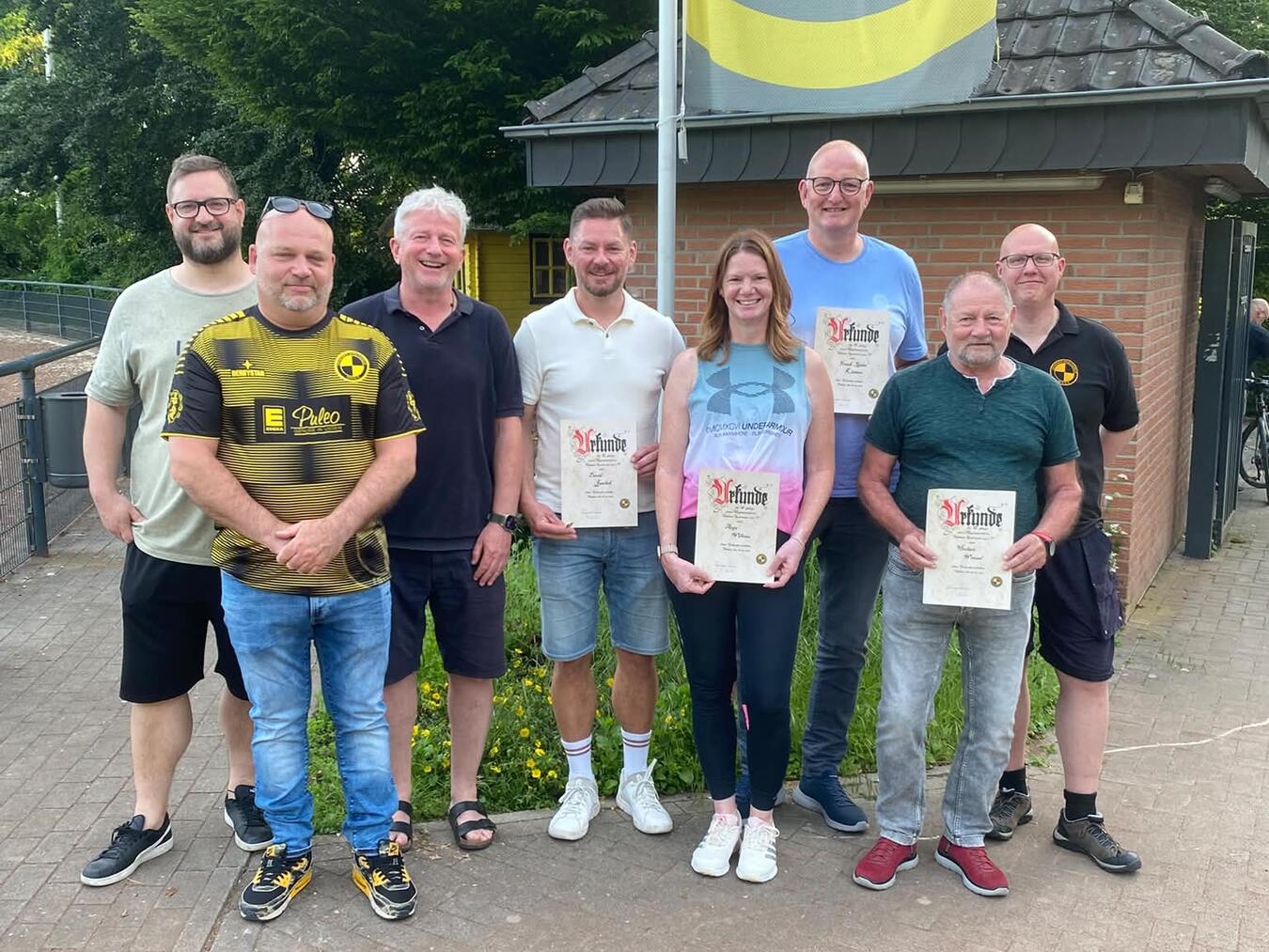 Gruppenfoto Vereinsmitglieder: Ehrenmitglieder und Vorstände mit Auszeichnungen, darunter langjährige Mitglieder und Vereinsleitung.