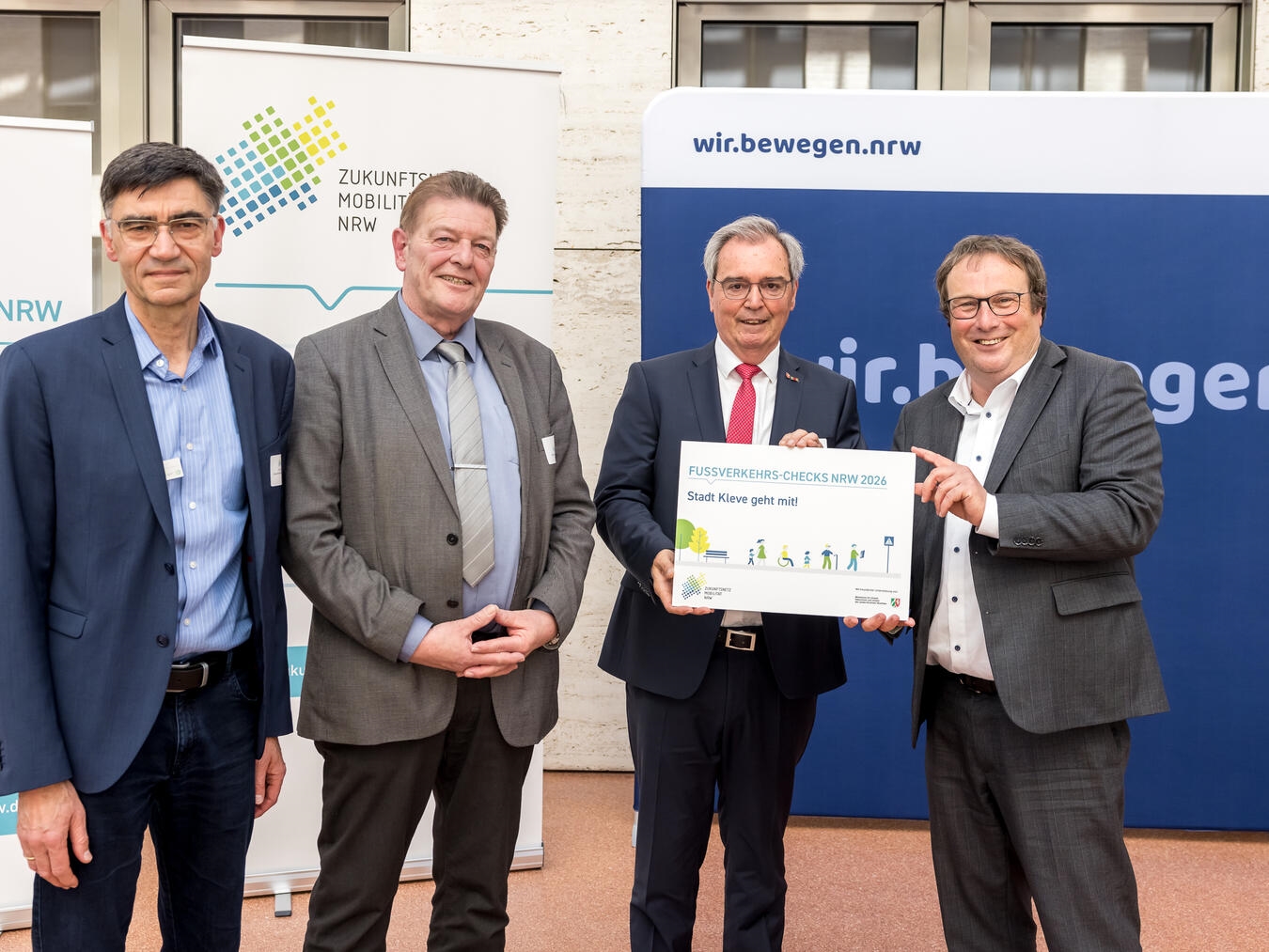 Gruppenfoto mit Ulrich Hornig, Bernhard Klockhaus, Josef Gietemann und NRW-Verkehrsminister Oliver Krischer beim Zukunftsnetz Mobilität NRW.