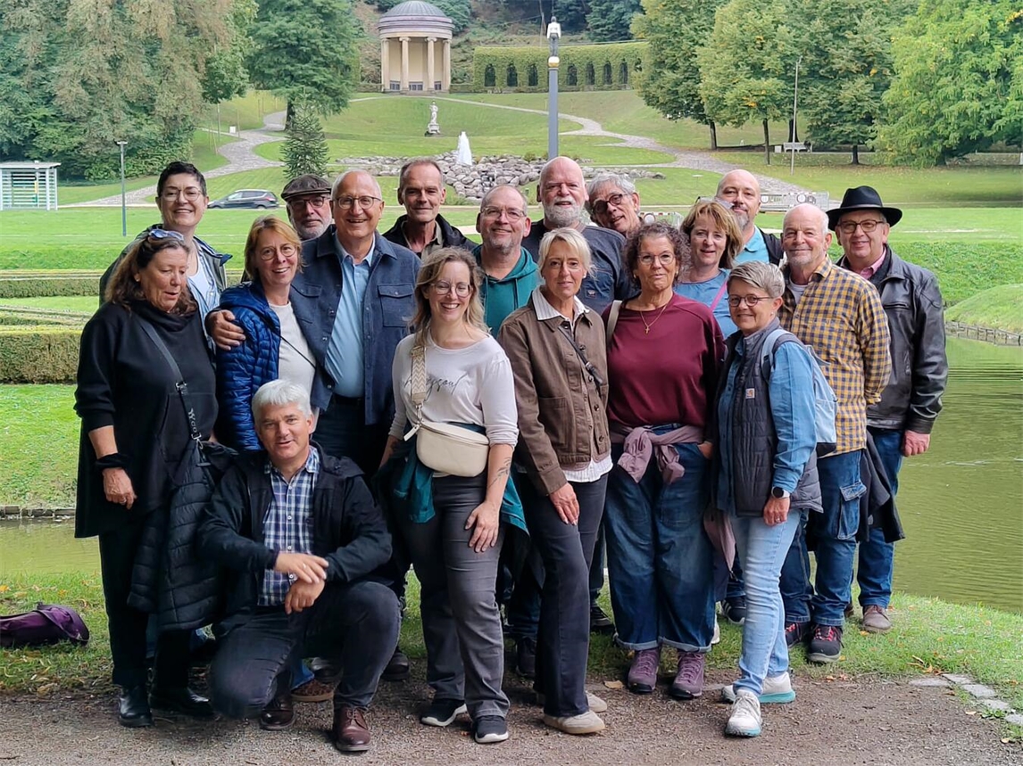 "Team der Notfallseelsorge Kleve vor Pavillon am Amphitheater bei Abendveranstaltung"