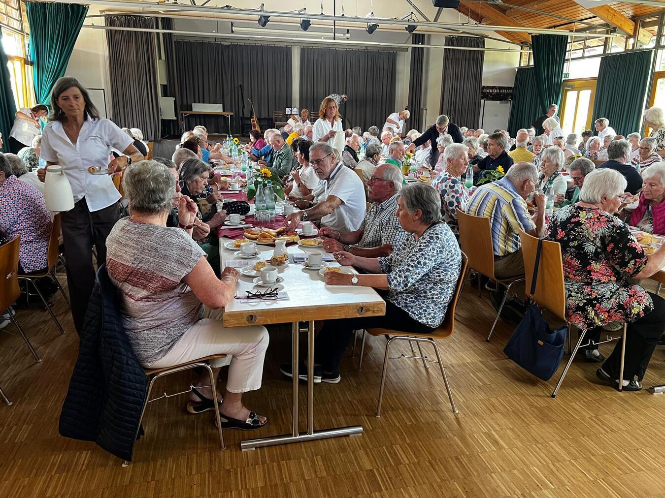 Im Bürgerhaus Wemb gab es Kaffee und Kuchen für die Ausflügler. Foto: privat