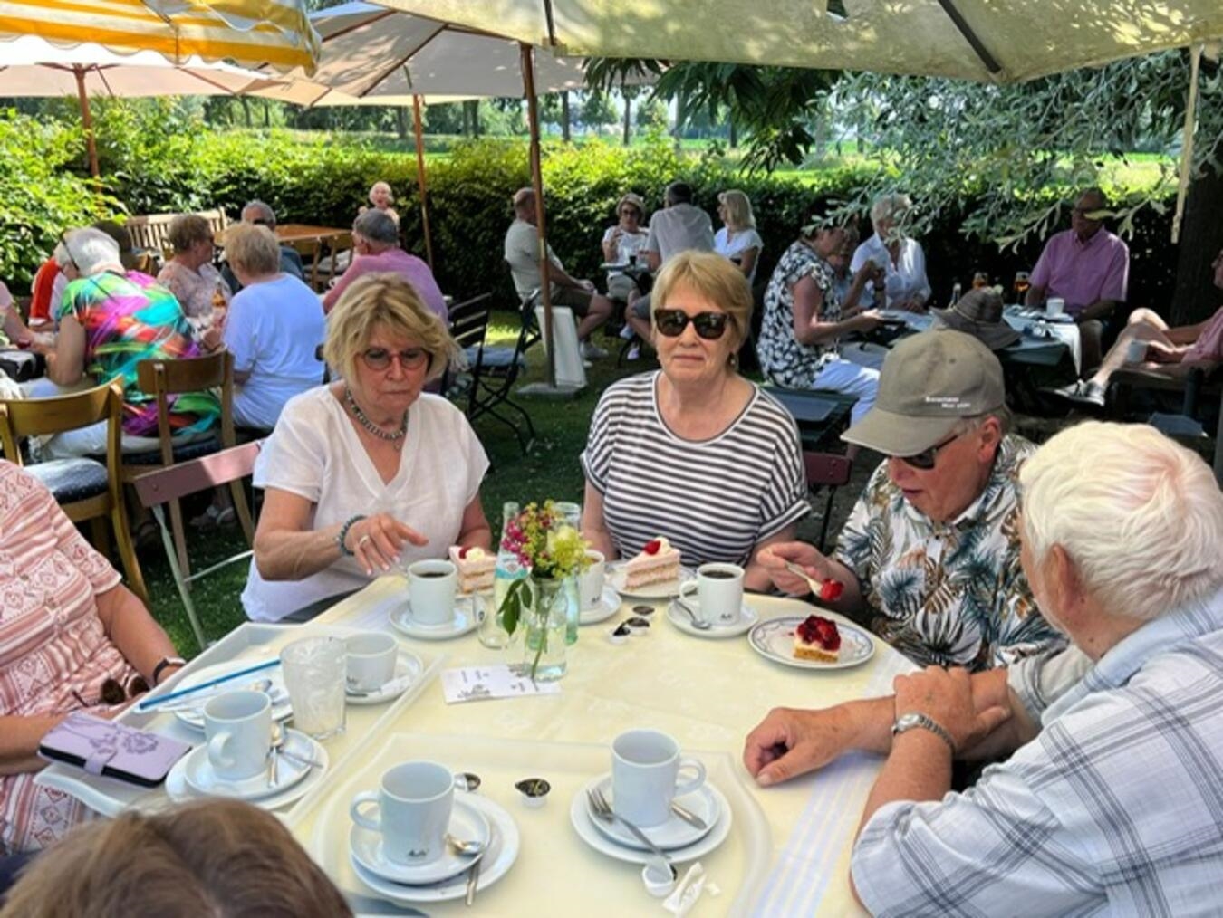 „Kaffeepause im Café im Gärtchen mit Kuchen, Foto vom Verein für Heimatpflege Hau“
