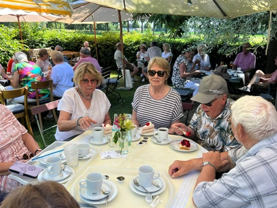 „Kaffeepause im Café im Gärtchen mit Kuchen, Foto vom Verein für Heimatpflege Hau“