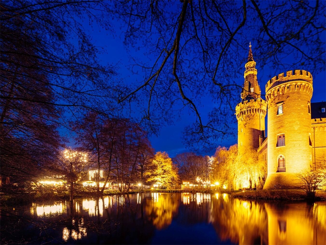 Kunsthandwerker-Weihnachtsmarkt im Dezember, festlich beleuchtete Stände mit handgefertigten Geschenken. Foto: Axel Jusseit.