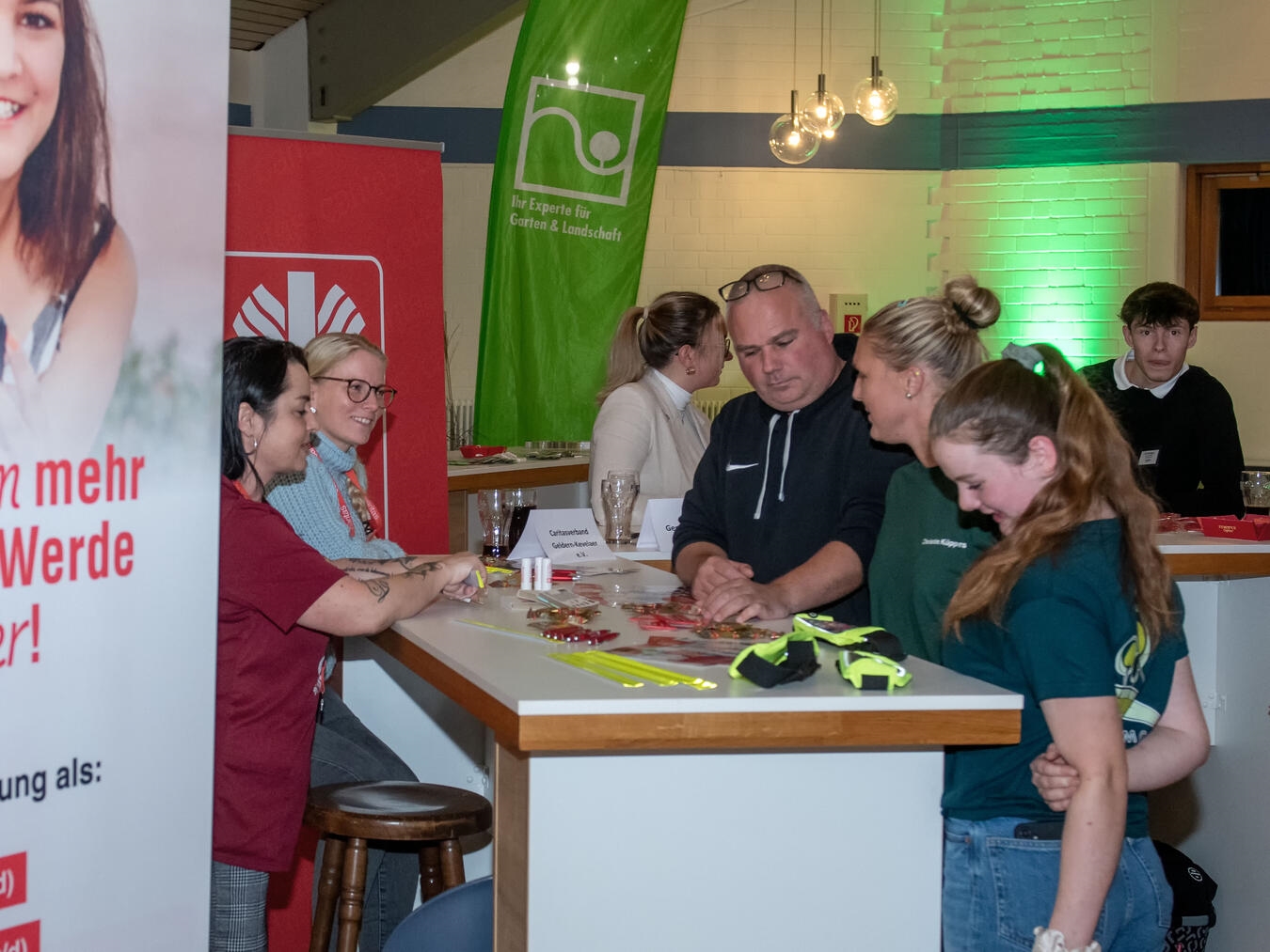 "Besucher im Gespräch auf Messe, Informationsaustausch, Networking, NN-Foto Archiv Gerhard Seybert"