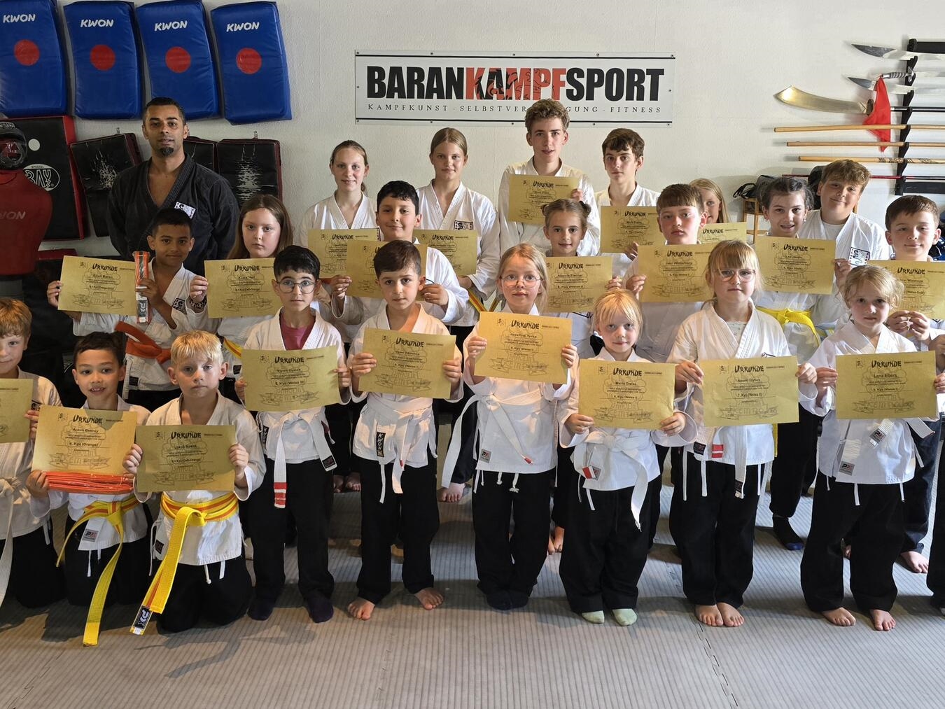 „23 Kinder bei Gürtelprüfung im Dojo von Baran Kampfsport, Tichelstraße Kleve, Kempo Kleve“