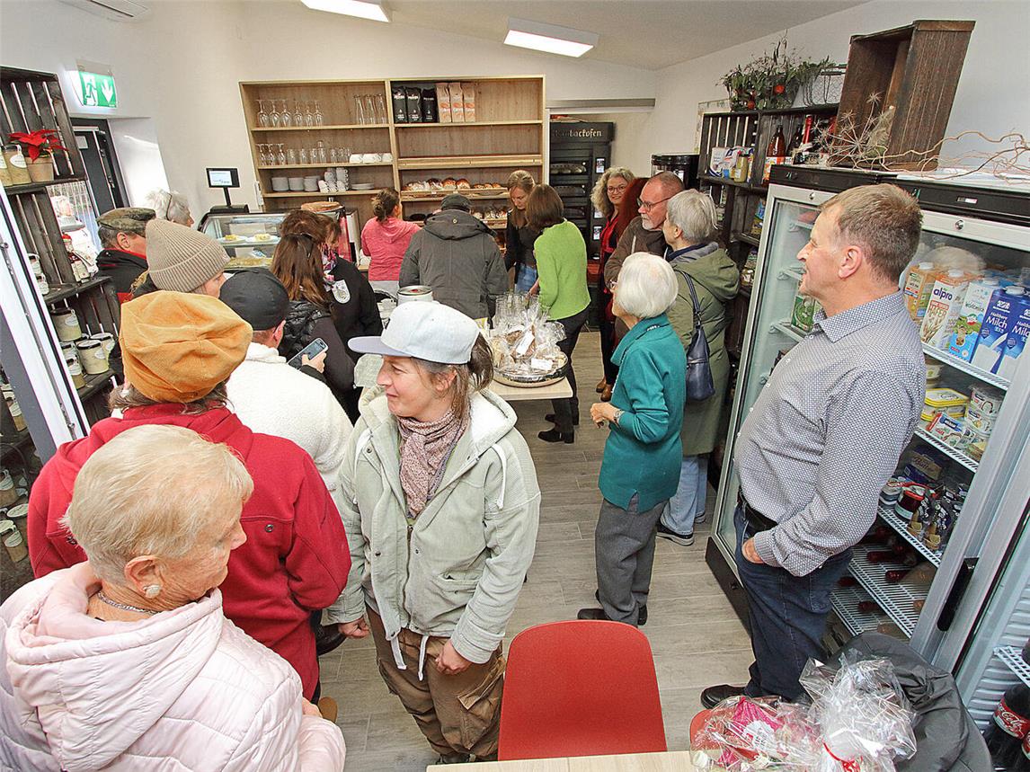 Im Dorfladen war am Eröffnungstag kaum ein Durchkommen, so groß war der Andrang. NN-Fotos (3): Theo Leie