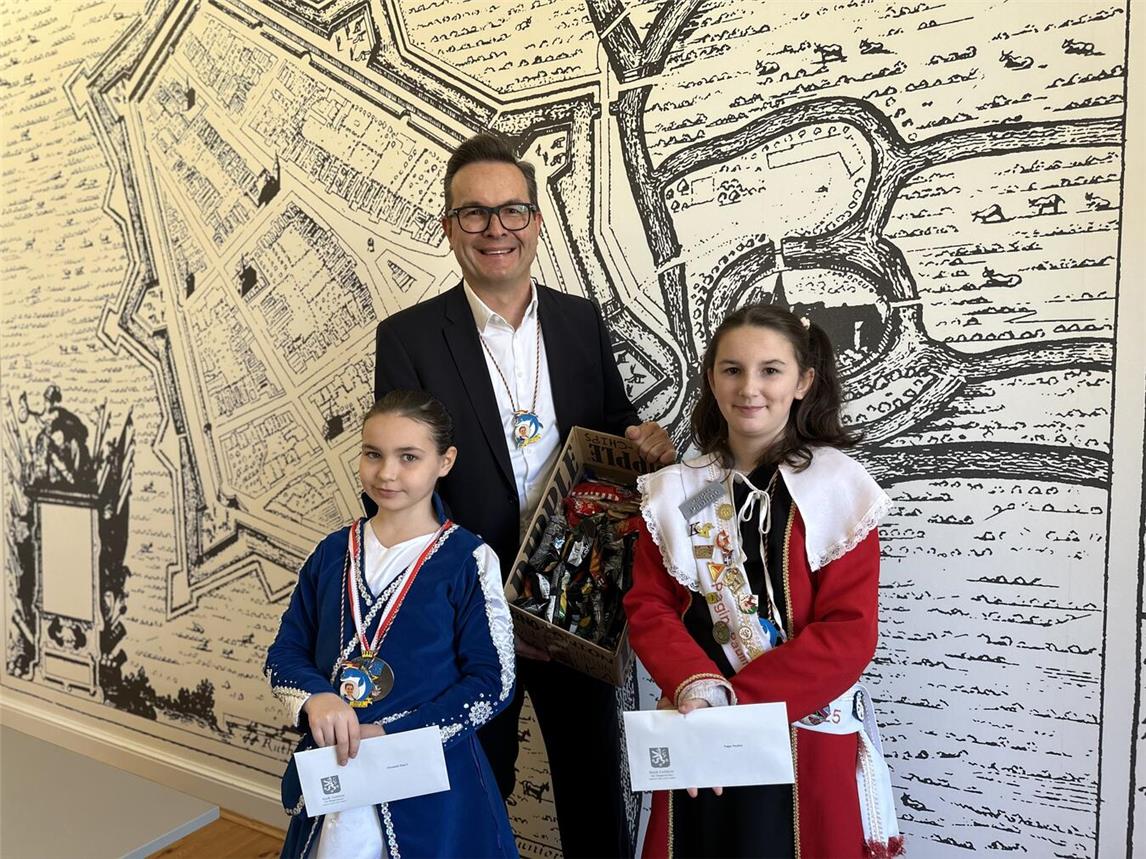 Im ehrwürdigen Saal Bree in der Villa von Eerde wurde die KKG-Delegation um Prinzessin Zoey II. (l.) und Pagin Pauline von Bürgermeister Sven Kaiser begrüßt. Foto: Stadt Geldern/Terhorst