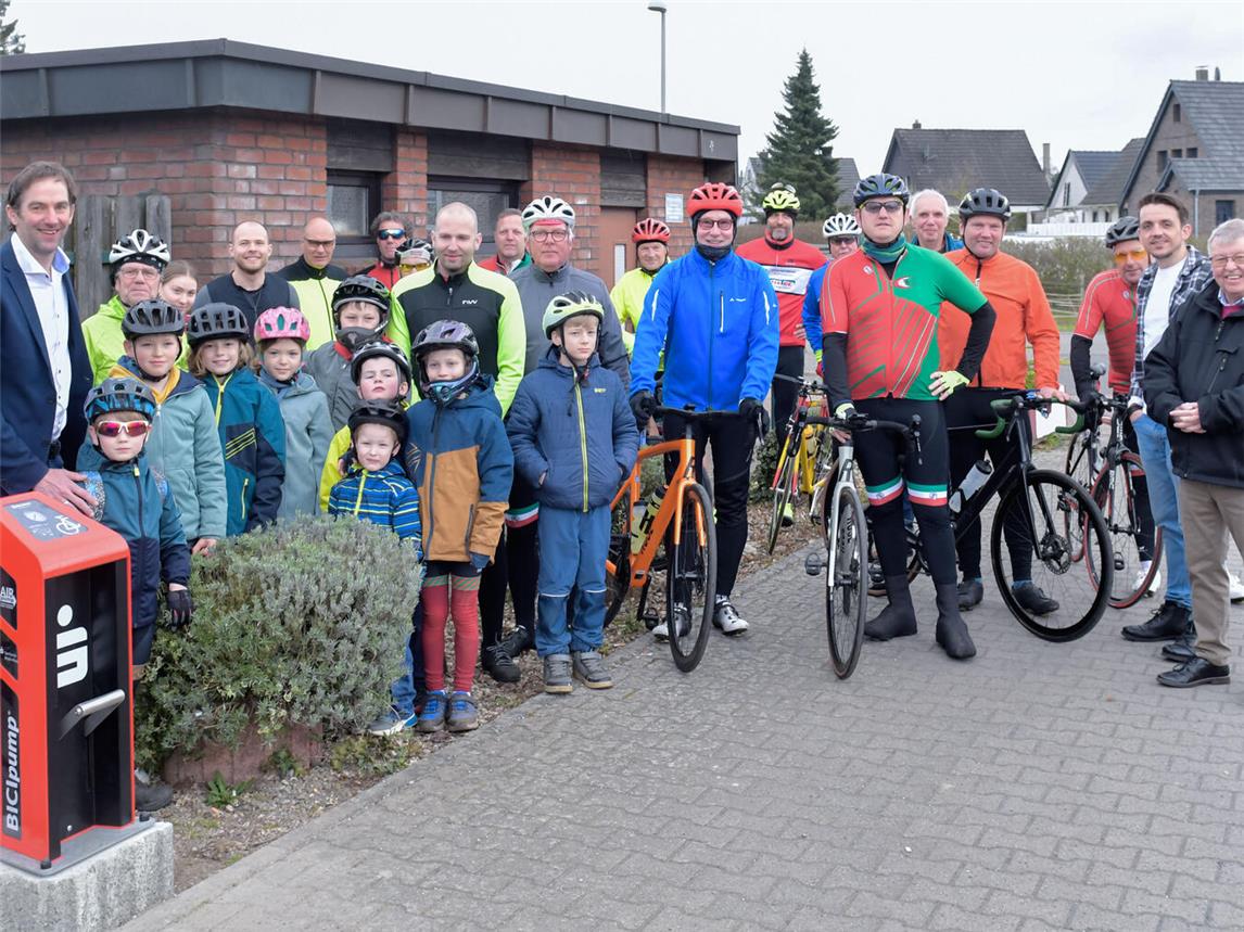 Im Eingangsbereich zur Sportanlage von Eintracht Emmerich am Borgheeser Weg steht die neue Pump- und Reparaturstation. NN-Foto: Gerhard Seybert