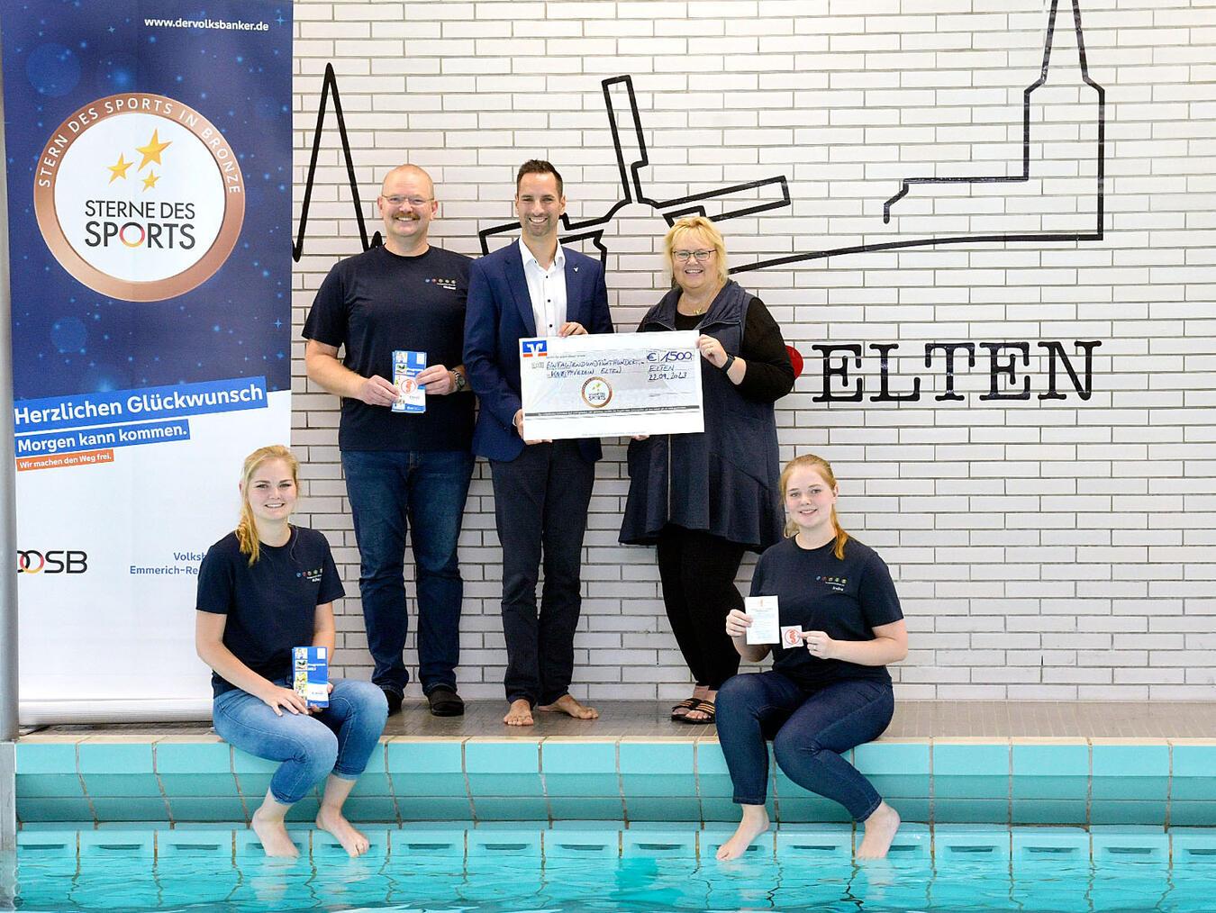 Im Eltener Bürgerbad freuen sich Allegra Angenendt, Reiner Angenendt, Peter Schau (Volksbank Emmerich-Rees), Dr. Manon Loock-Braun und Indra Angenendt über die gute Nachricht. NN-Foto: Rüdiger Dehnen