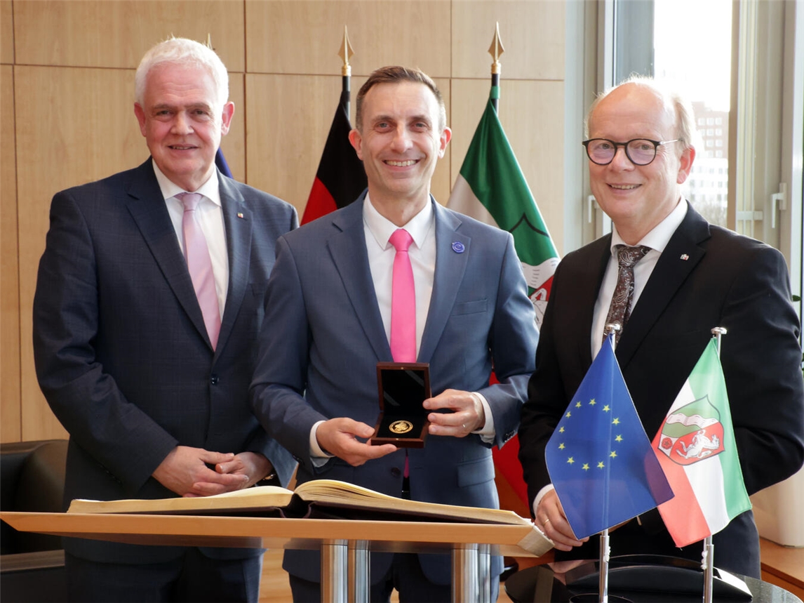 Im Empfangsraum des Landtagspräsidenten: Dr. Günther Bergmann MdL, Generalsekretär Mathieu Mori und Präsident André Kuper (v.l.). Foto: Landtag NRW/Bernd Schälte