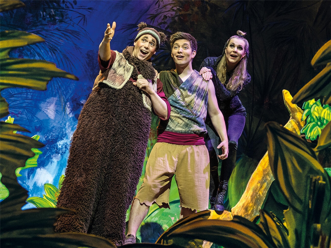 Im energiegeladenen Musical „Dschungelbuch“ erwacht der Urwald zum Leben. Mogli und seine tierischen Freunde nehmen Klein und Groß mit auf eine abenteuerliche Reise. Foto: Theater Liberi, Fotograf: Nilz Böhme