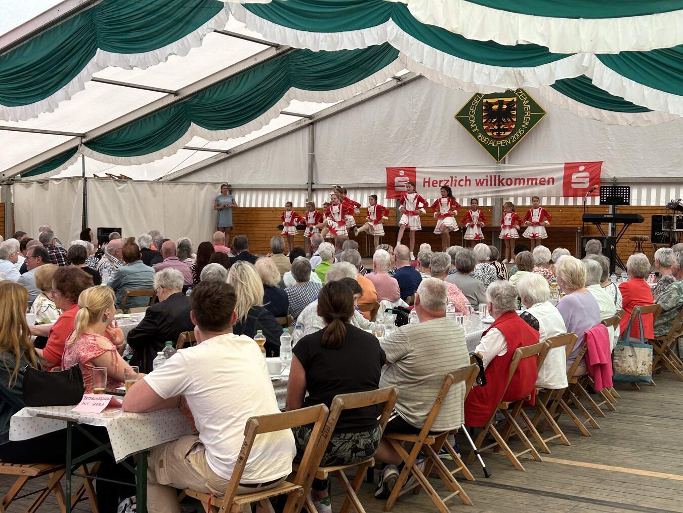 Im Festzelt an der Burgstraße werden den Besuchern einige schöne Stunden geboten. Foto: privat