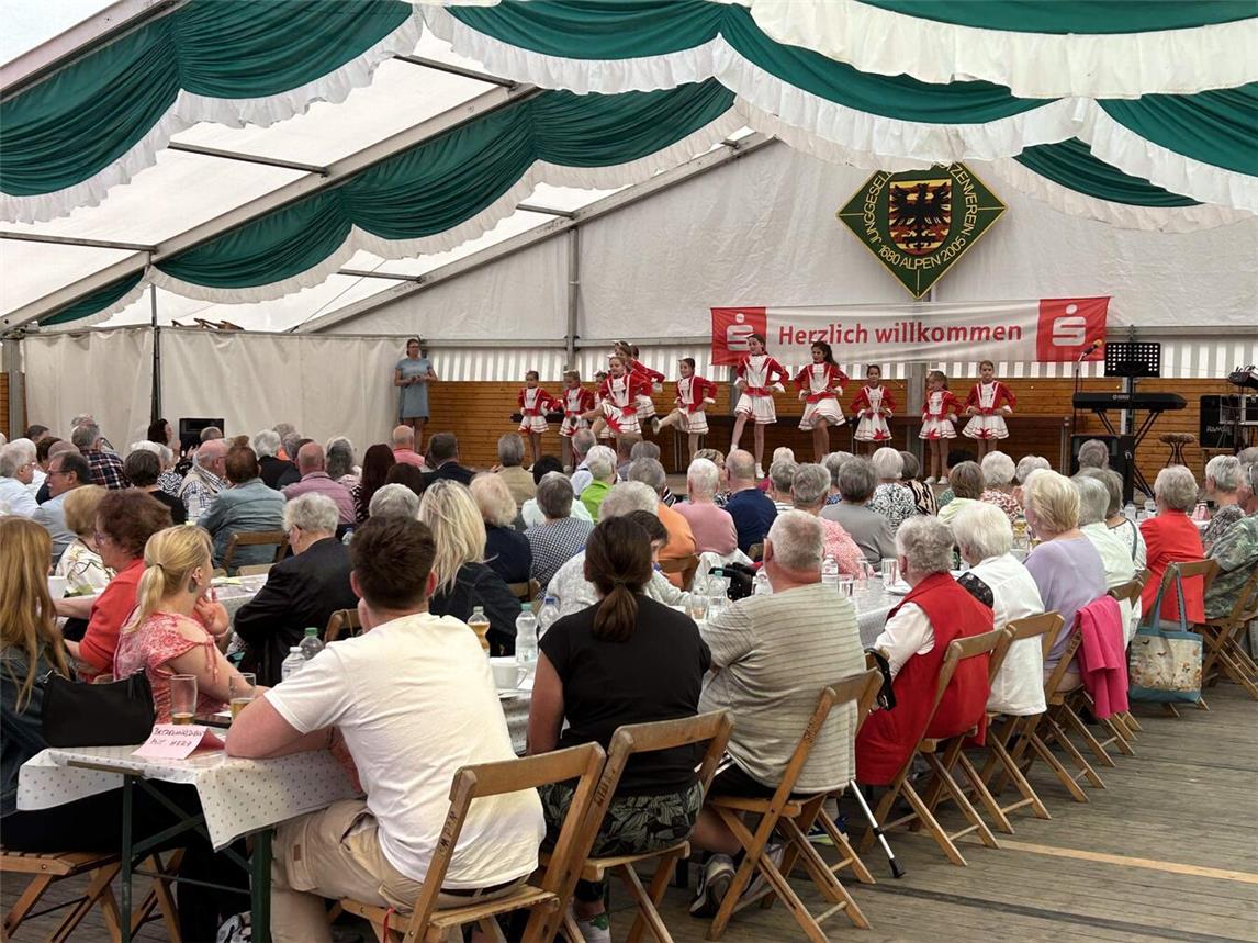 Im Festzelt an der Burgstraße werden den Besuchern einige schöne Stunden geboten. Foto: privat
