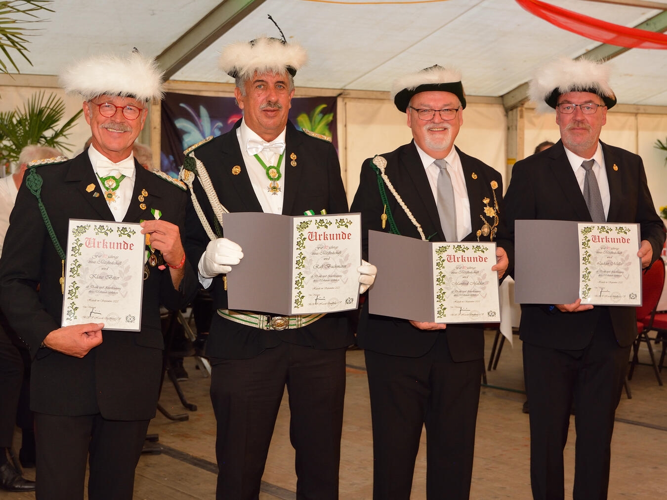 Im Festzelt standen einige Ehrungen an. Foto: CVD