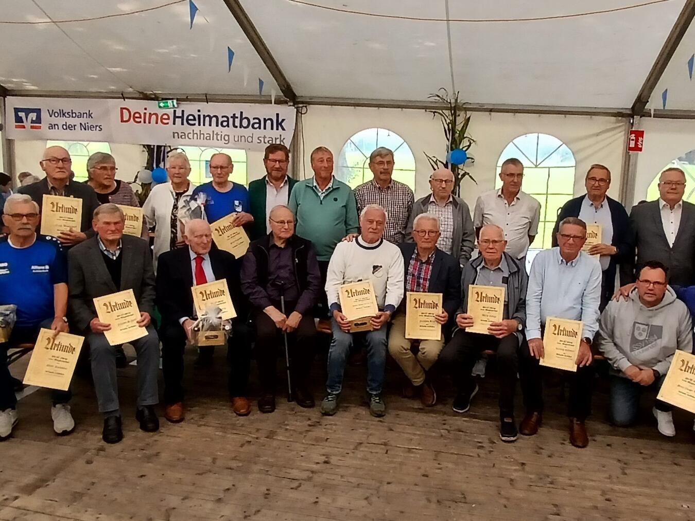 Viele von Anfang an dabei Im Festzelt wurden auch die Mitglieder geehrt, die seit 60 Jahren im SSV sind. Foto: SSV