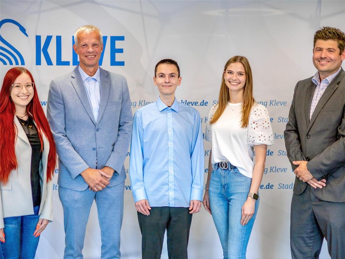 Im Foto (v.l.): Ausbildungsleitung Katharina Bösl, Erster Beigeordneter und Stadtkämmerer Klaus Keysers, Henrik Dietze, Jule Hopman, Fachbereichsleiter Zentrale Verwaltung, Bürgerservice und Personenstand Thomas Horster. Foto: Stadt Kleve