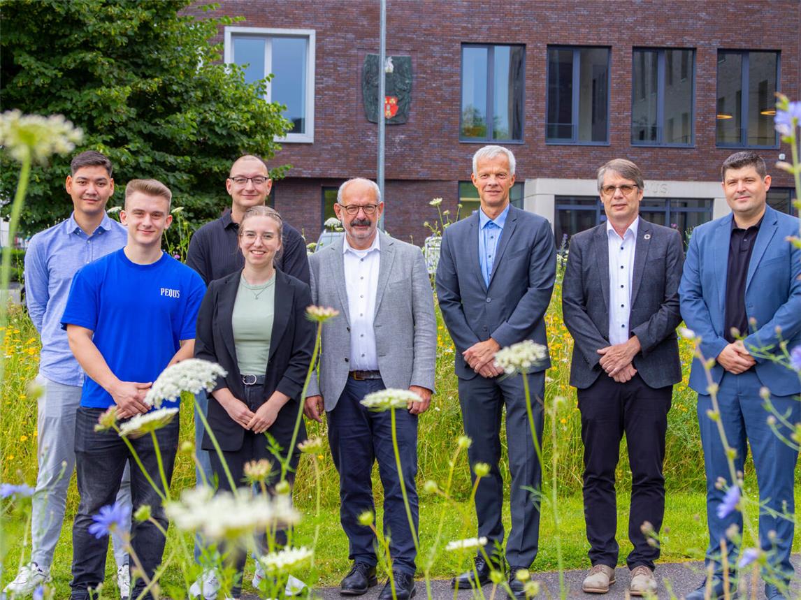 Im Foto (v.l.): Silas de Jong, Richard Koufen, Kenny Müller, Lara Liffers, Bürgermeister Wolfgang Gebing, Erster Beigeordneter und Stadtkämmerer Klaus Keysers, Technischer Beigeordneter Christian Bomblat, Fachbereichsleiter Zentrale Verwaltung Thomas Horster. Foto: Stadt Kleve