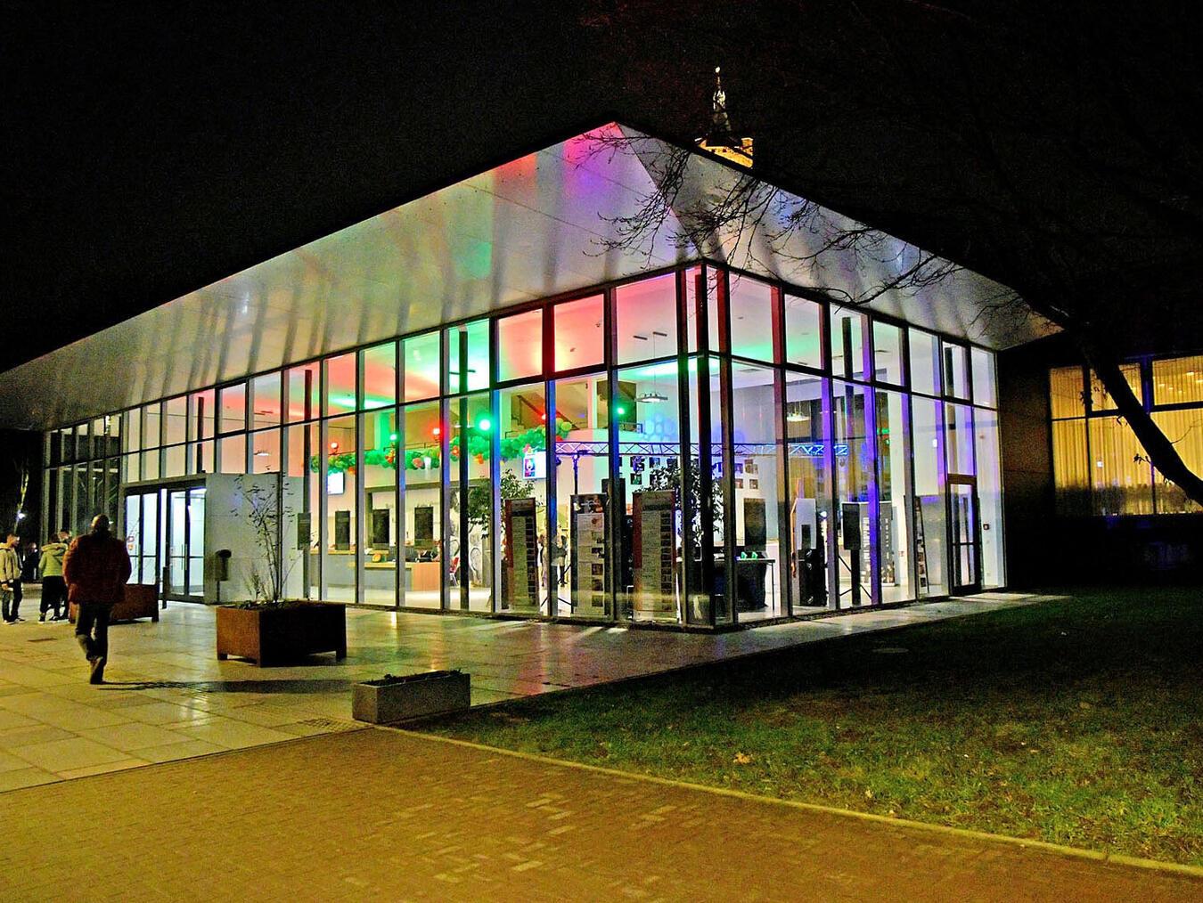 Im Foyer der Stadthalle wird am Donnerstag über die Reaktivierung der Bahntrasse von Kleve nach Nimwegen gesprochen. NN-Foto: RD