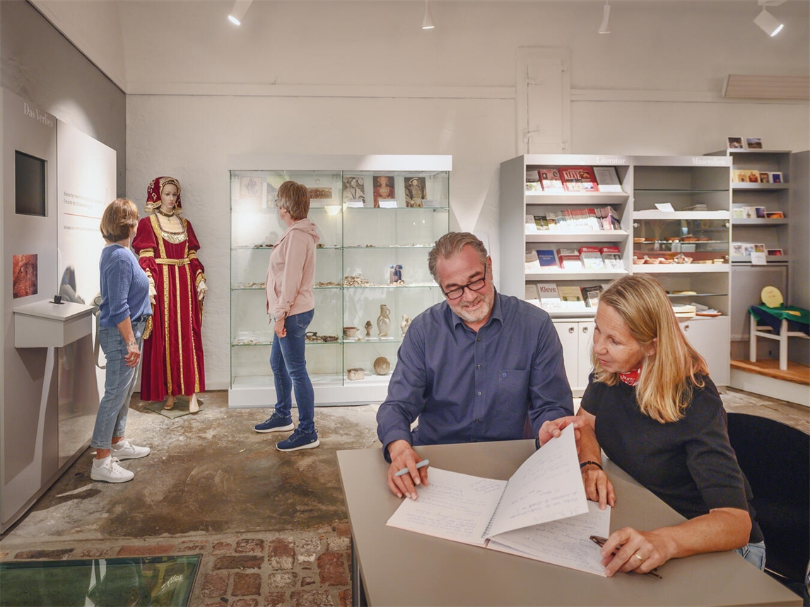 "Modernes Foyer im Schwanenturm mit eleganter Architektur, Foto von Markus van Offern"