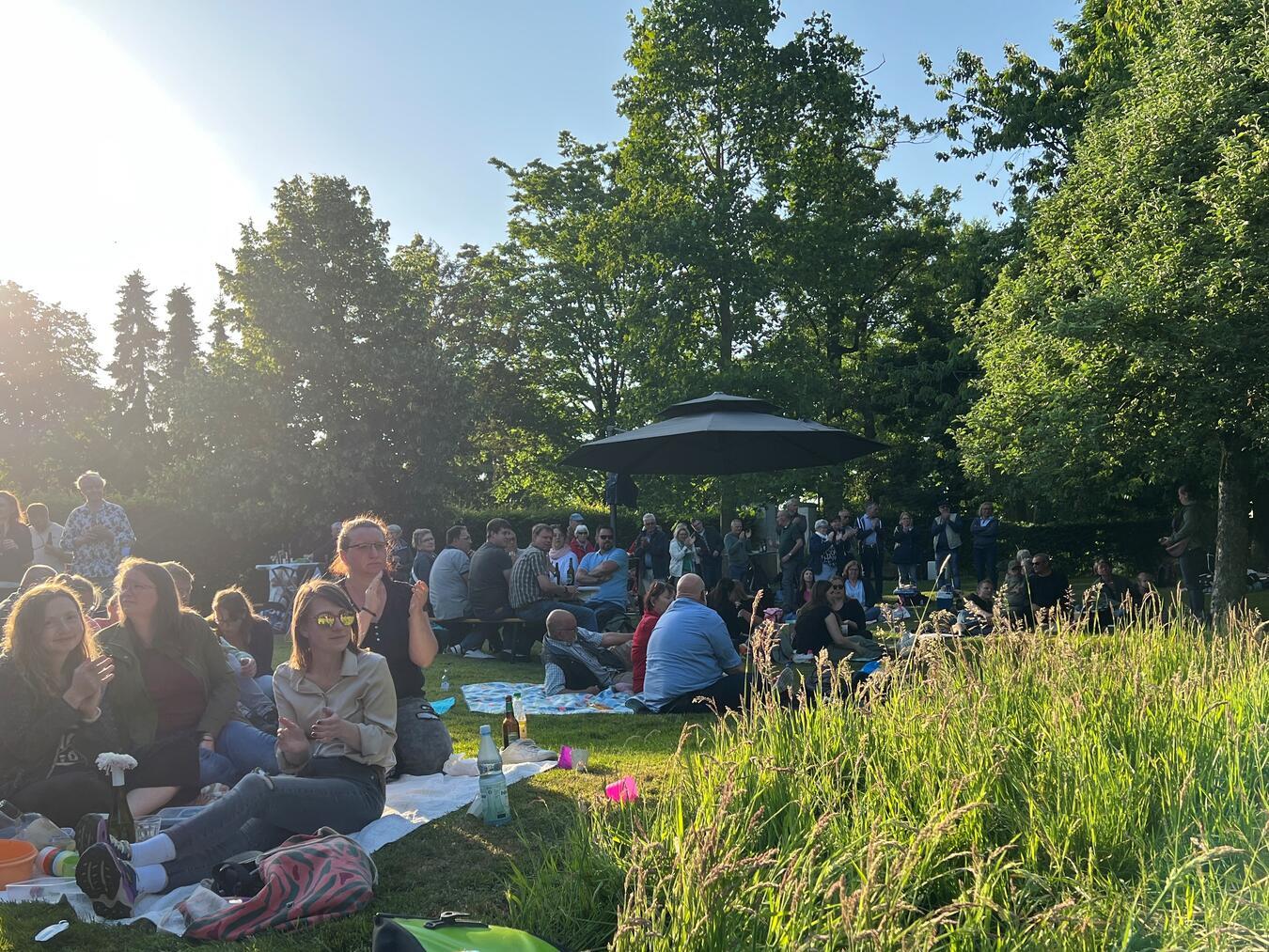 Im Garten des Veerter Pastorats genossen die Besucher das erste Picknickkonzert. Foto: privat