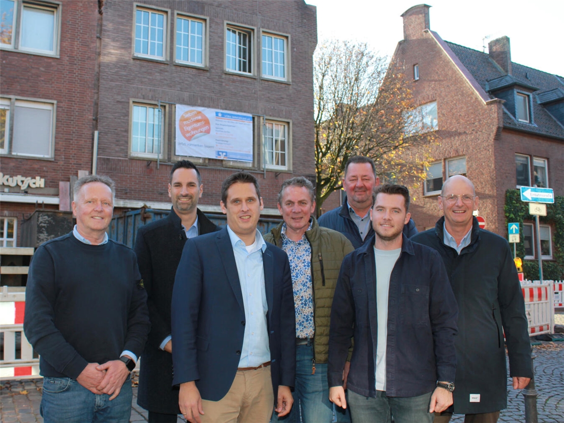 Im Gebäude der ehemaligen Bäckerei Terhorst in Rees entstehen die neuen Eigentumswohnungen: (v. l.) Uwe Koch (Bauunternehmen Koch und Vels), Peter Schau (Vorstand Volksbank Emmerich-Rees), Matthias Janßen (VB Immo), Stefan Driesen (Architekt), Karl-Heinz Vels, Pascal Koch (beide Bauunternehmen Koch und Vels), Udo Wittenhorst (VB Immo). Foto: privat