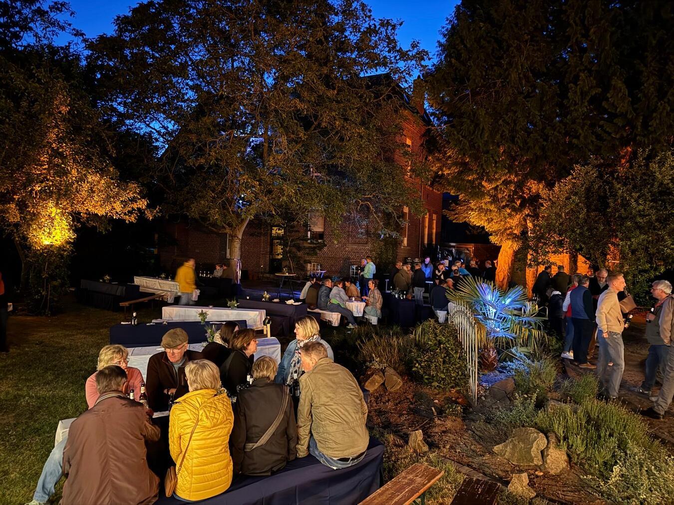 Im gemütlichen Pfarrgarten genossen die Gäste die Atmosphäre. Foto: privat