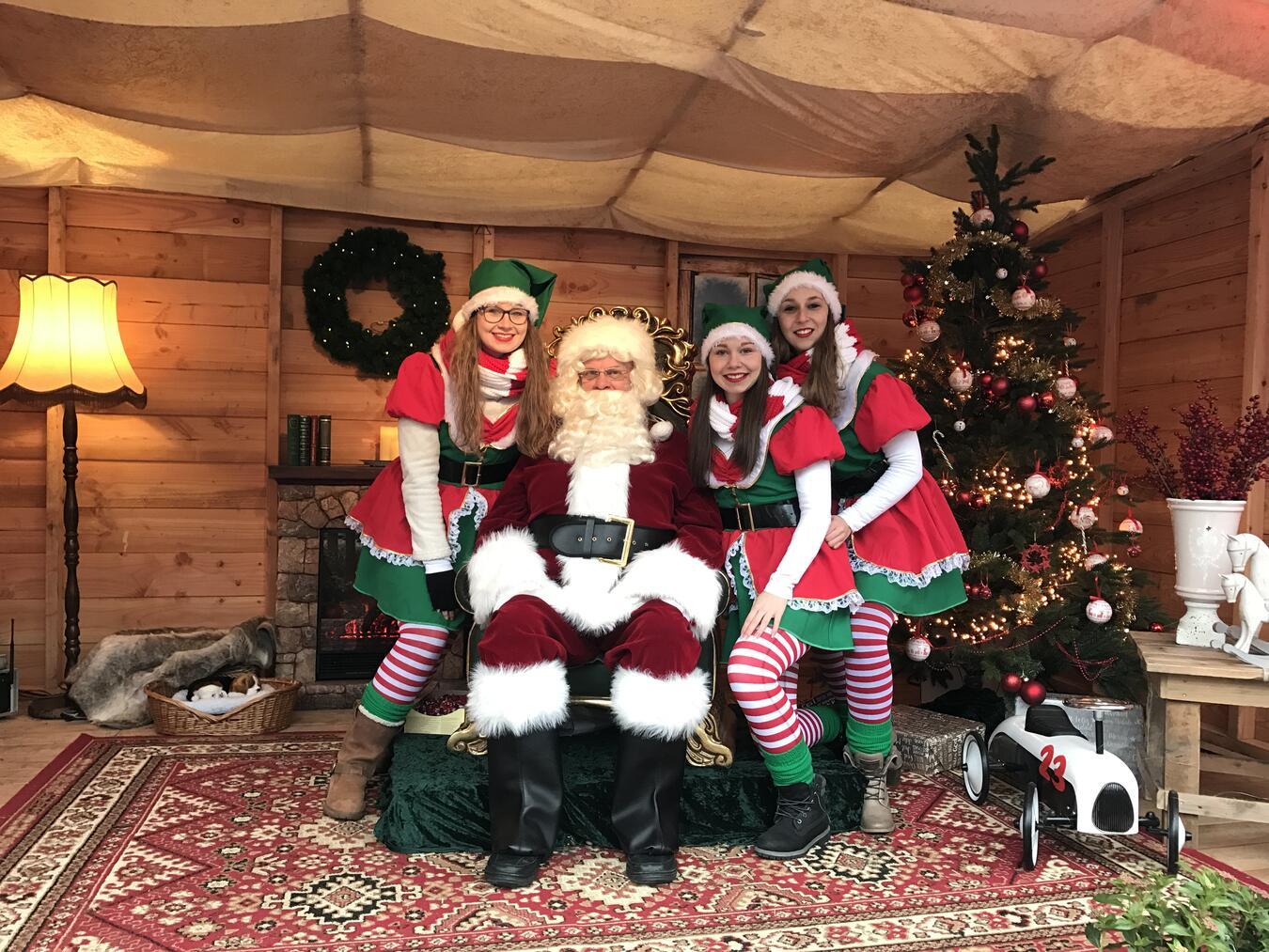 Weihnachtsmarkt und schöne Beleuchtung sorgen für festliches Flair in Goch Im gemütlichen Wohnzimmer warten der Weihnachtsmann und seine Elfen auf die Kinder. Sie können ein kostenloses Erinnerungsfoto mit dem Weihnachtsmann machen. Foto: Archiv/privat