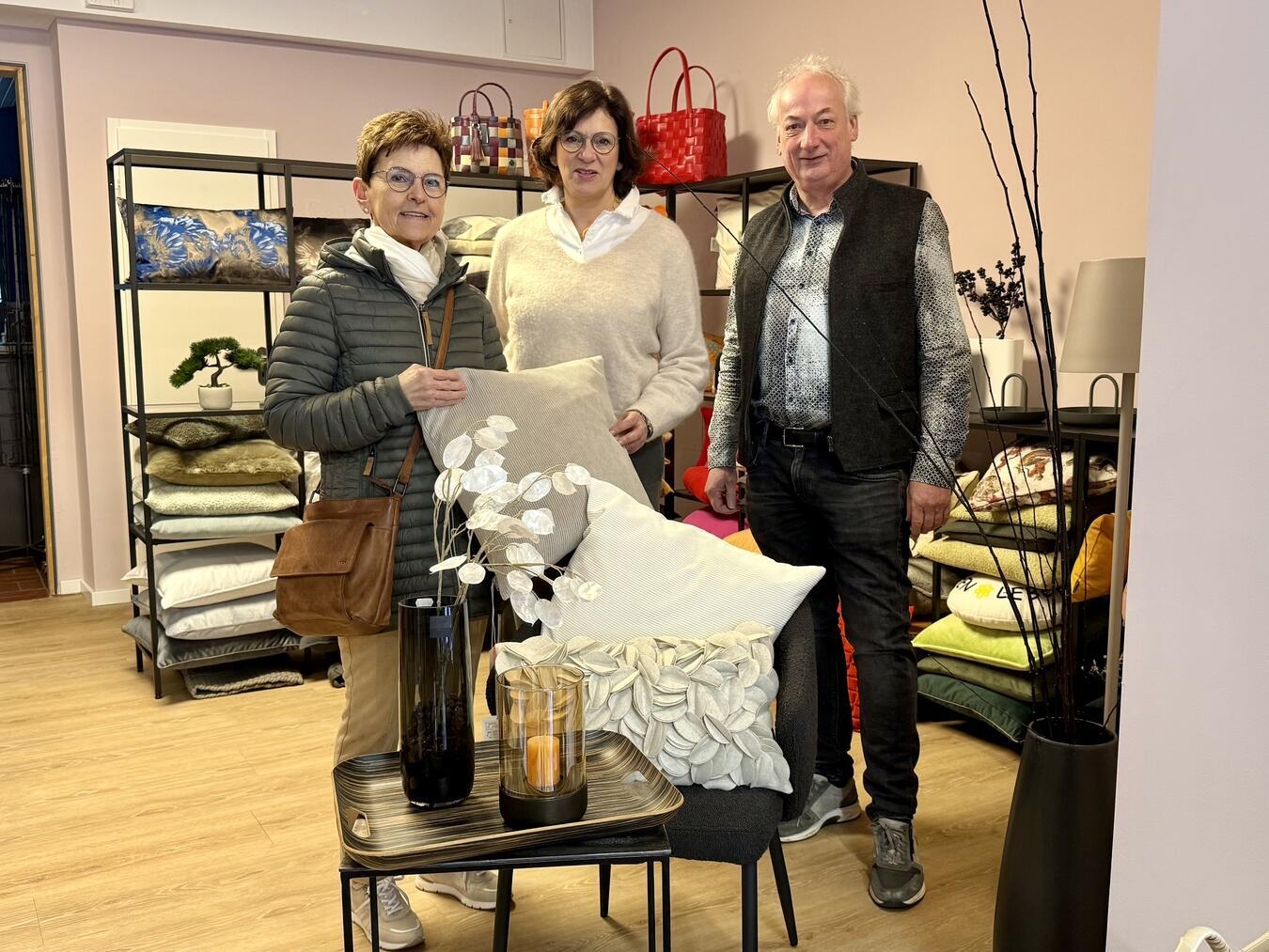 Im Geschenkehaus Dirmeier kaufte Verrieth (l.) nach fachkundiger Beratung durch Ulla Dirmeier (2.v.l.) diverse Wohnaccessoires. NN-Foto: SP