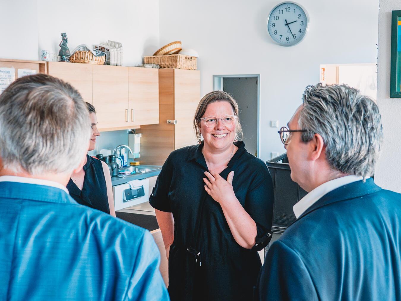 Im Gespräch mit Barbara Kortland, der Leiterin der Beratungsstelle für Suchtfragen im Kreis Kleve. Foto: Wunschkonzert Studios