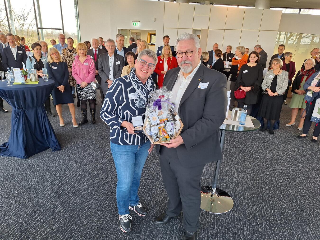 Im Gespräch mit Joachim Ernst, Präsident des Rotary-Clubs Kleve-Schloss Moyland und Ausrichter der Veranstaltung, schilderte Christa van Dee Kulturunterschiede und Erfolgsfaktoren. Foto: Rotary-Club Kleve-Schloss Moyland 